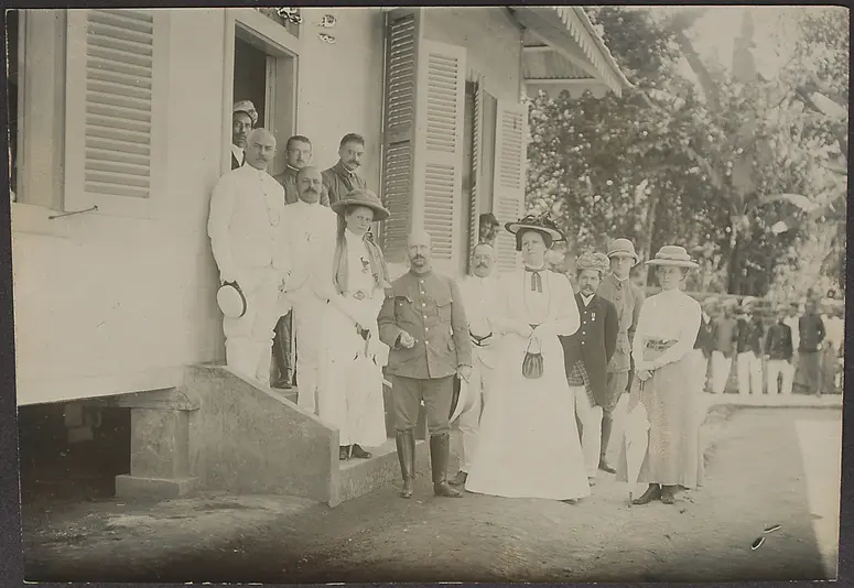 Johann Schild with guests in front of a house
