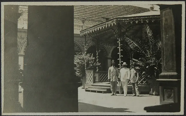 Consul Johann Schild with two civil servants in front of a house