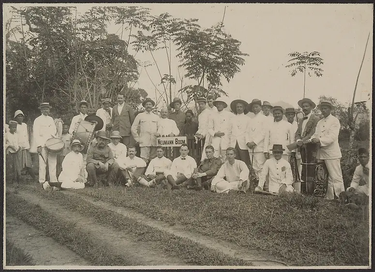 Johann Schild with his guests; some of them are probably musicians from the group Neumann Boom